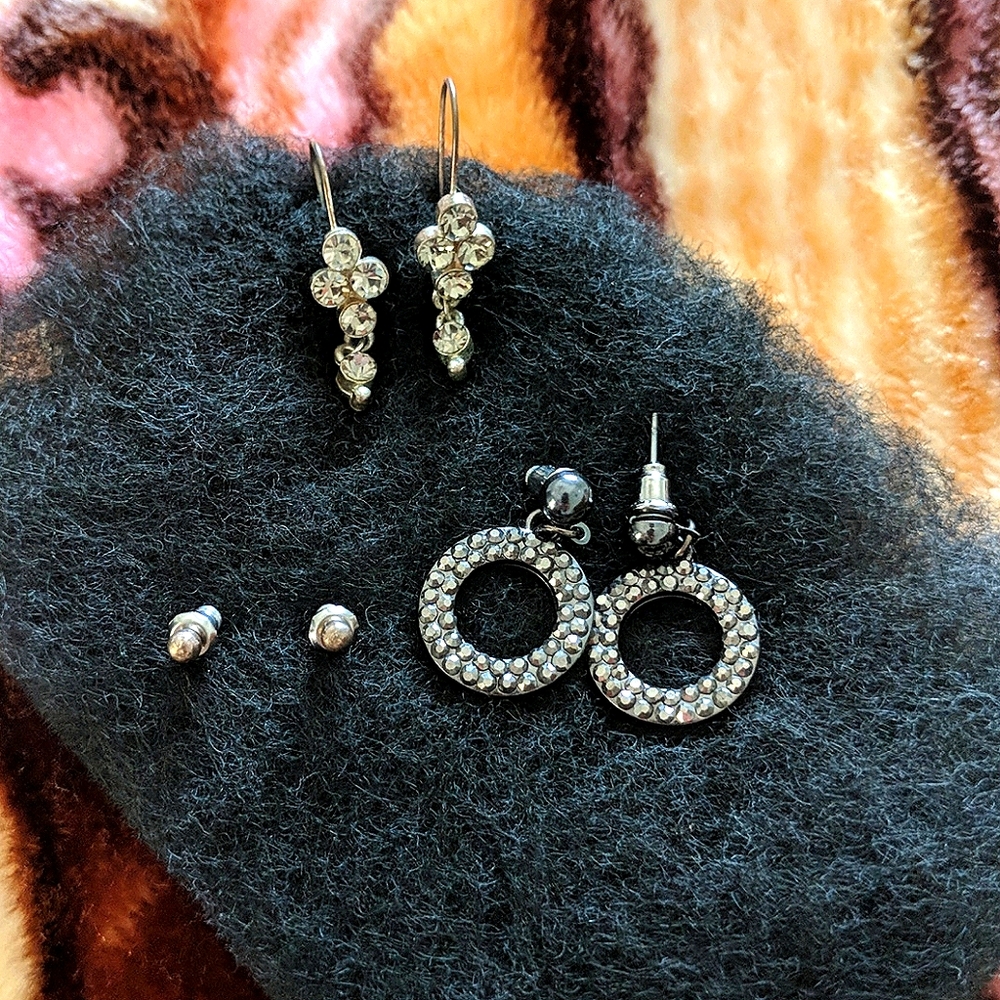Women's three pairs of earrings